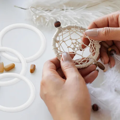 Vista 3 de SUPVOX 30 anillos de plástico blanco atrapasueños de 2.4 pulgadas, suministros de manualidades para hacer nudos de macramé y atrapasueños
