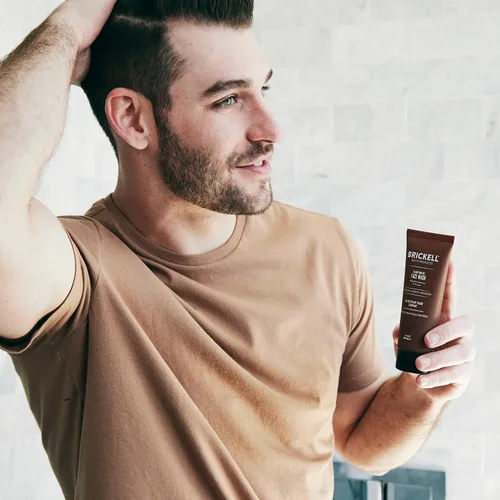 Vista 3 de Limpiador Facial en Gel Clarificante Brickell para Hombres, Limpiador Facial Diario Natural y Orgánico de Espuma Rica Formulado con Geranio, Coco
