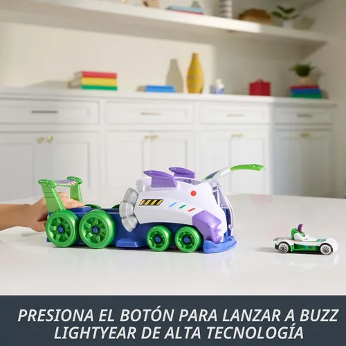 Vista 2 de Hot Wheels Coche de juguete, Disney y Pixar Hi-Tech Buzz Lightyear Launcher & Hauler con escala 1:64 Die-Cast Superstar Speeder Hi-Tech Buzz