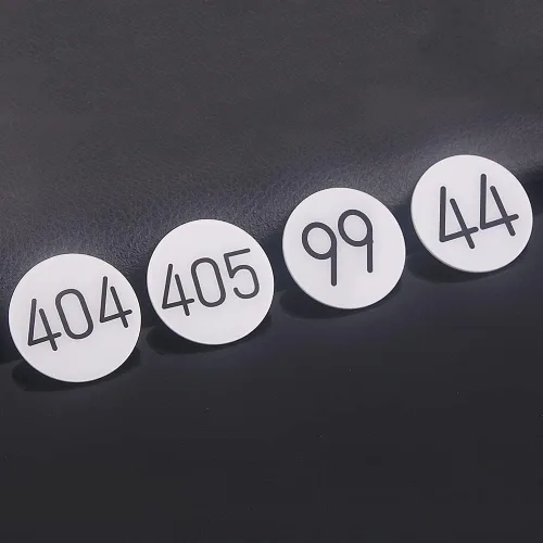 Vista 3 de HXH - Broche Kurapika – Anime HXH Killua Kurapika GON Cosplay Exam Number Pins – El mejor accesorio de joyería para hombres, adolescentes y niños