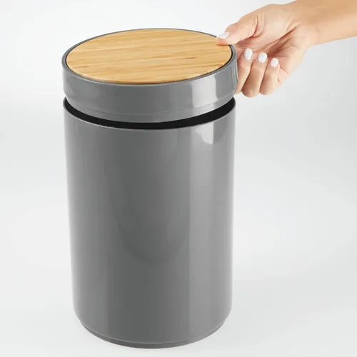 Vista 5 de mDesign Basurero de plástico redondo pequeño - Papelera de basura con contenedor de tapa de cierre oscilante - Papelera de baño - Sostiene residuos