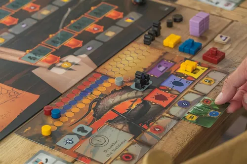 Vista 8 de Stonemaier Games: Péndulo por Travis P Jones Un juego de mesa de estrategia de colocación de trabajadores, optimización del tiempo El tiempo es