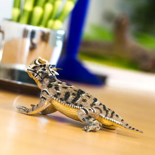 Vista 5 de Safari Ltd. Figura de lagarto con cuernos, figura realista de 5.25 pulgadas, juguete educativo para niños, niñas y niños a partir de 3 años