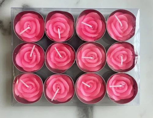 Vista 2 de Velas de té de rosa, 12 piezas hechas a mano delicadas velas de flores con 100 pétalos de rosa de seda, mini discos de vela para bodas