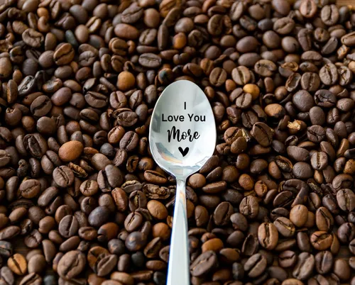 Vista 4 de I Love You More - Cuchara de acero inoxidable grabada divertida, el mejor regalo de cuchara de té para mujeres y hombres, regalo de San Valentín