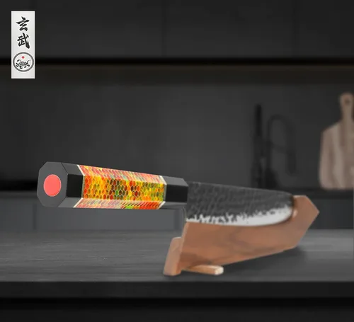 Vista 2 de Concord Genbu - Cuchillo de chef tradicional japonés martillado con doble biselado, hoja 9CR18MOV con 60 HRC. Mango de resina de concha de tortuga.