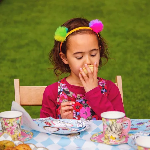 Vista 4 de Set de tazas con manija y plato Truly Alice del Sombrerero Loco de Alicia en el país de las maravillas, en 3 diseños para fiesta de té o cumpleaños