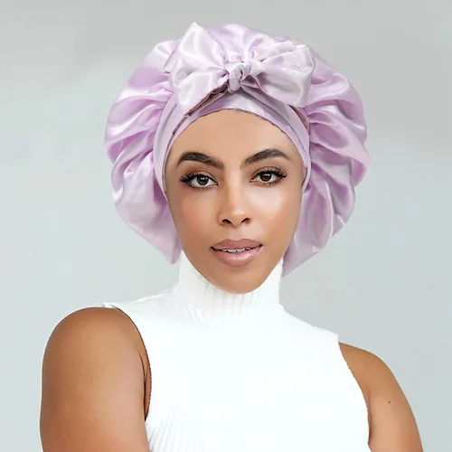 Vista 2 de Gorra de seda lavanda por marca – Gorro de dormir con banda elástica para cabello rizado