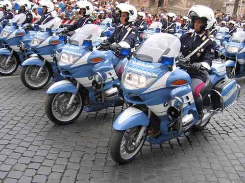 Vista 4 de 1997 R 500 Lira Italia Moneda Celebrando "Polizia Stradale" La Policía de Tráfico Italiana. 500 Lira Calificada Por Vendedor Circulado Condición
