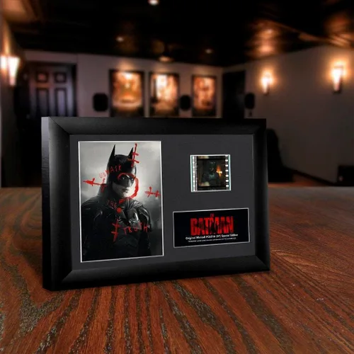 Vista 2 de Trend Setters DC Comics - The Batman - Desenmascarado - FilmCells - Presentación de escritorio MiniCell de 7 x 5 pulgadas - Con clip de película