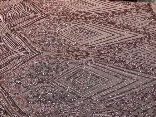 Vista 3 de BORDADO DE DIAMANTE DE DIAMANTE DE ROSA POLVADORA EN UNA MALLA ELÁSTICA DE 4 VÍAS VENDIDO A YARD