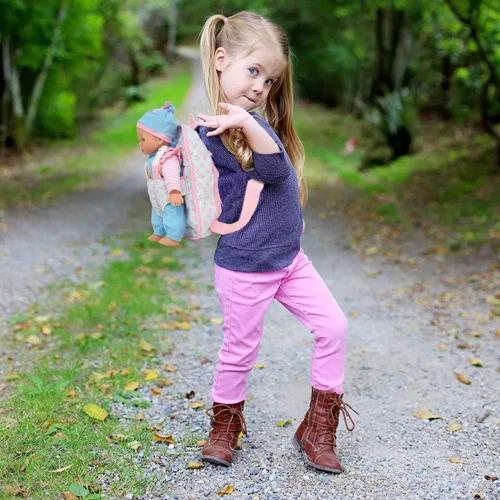 Vista 5 de Muñeca de bebé suave de 13 pulgadas con mochila transportadora rosa para llevar, bolsillo para maletín para accesorios y ropa
