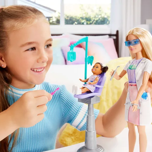 Vista 2 de Barbie Dentista con muñeca de moda rubia con vestido azul y bata de laboratorio, 1 muñeca infantil, muebles y accesorios médicos