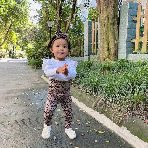 Vista 3 de Pantalones de algodón con estampado de leopardo para bebé, overol de manga larga con volantes blancos con diadema para bebé y mamá