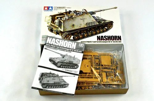 Vista 2 de Tamiya America, Inc 35335, Destructor de tanques pesados alemán Nashhorn, TAM35335 - Beige