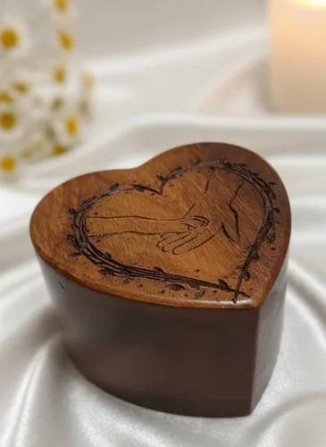 Vista 6 de Urna de recuerdo grabada en forma de corazón de madera, urna de cremación para cenizas de mascotas, perros y gatos, hecha a mano para cenizas