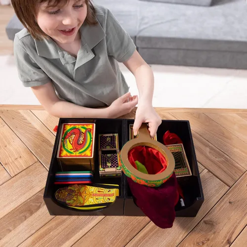 Vista 8 de Juego de magia de madera maciza con 10 trucos clásicos Melissa & Doug Deluxe