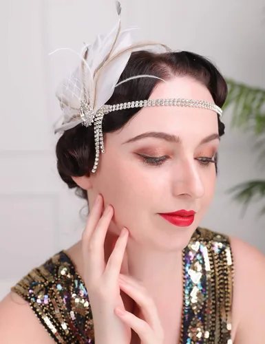 Vista 3 de Aimimier Diadema de plumas para novia de los años 20 con cadena de cabeza de cristal, borla de plumas blancas rugientes de los años 20, accesorios