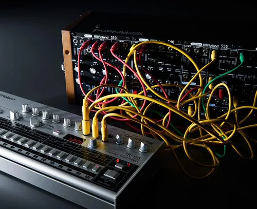 Vista 9 de Roland TR-06 Boutique Rhythm Machine Bundle con cable MIDI y 4 pilas AA Paquete con cable MIDI