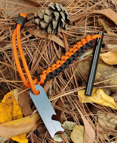 Vista 2 de FOSTAR - Barra de ferro perforada, acero pedernal de 4 pulgadas con mango de cordón de paracaídas, golpeador y silbato, para kits de supervivencia