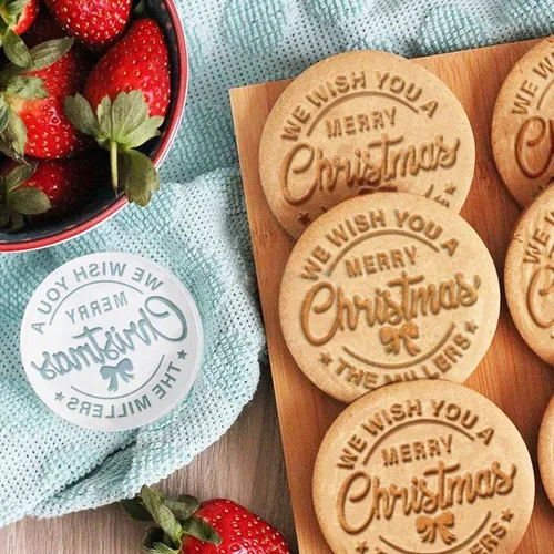 Vista 3 de Sello de galletas de Navidad personalizable 2025 con nombre de familia, sorpresa navideña para entusiastas de la repostería (diseño A)