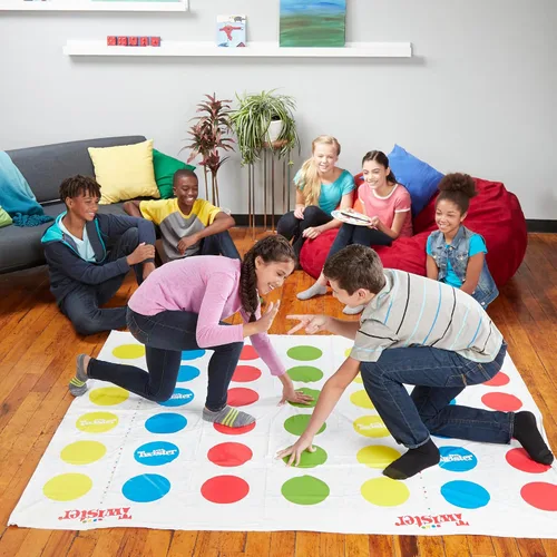 Vista 7 de Hasbro Gaming Twister Ultimate: Tapete más grande, más puntos de colores, juego familiar de fiesta para niños de 6+ años; compatible con Alexa
