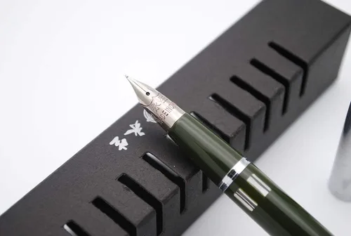 Vista 4 de czxwyst Pluma estilográfica Vacumatic con tapa de acero 601A (verde militar con ventana de tinta)