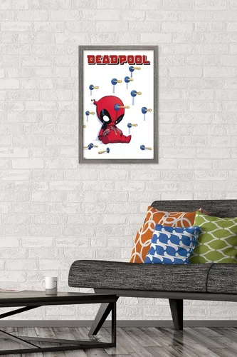 Vista 2 de Trends International Marvel Comics Deadpool - Póster de pared de dardos, 22.4 pulgadas de largo x 14.7 W, versión enmarcada de madera de granero