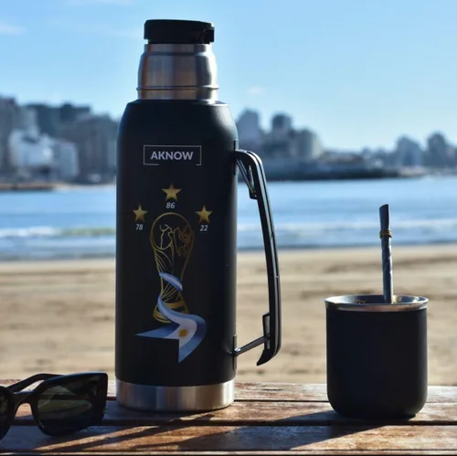 Vista 4 de Thermo Argentino mate agua Copa del Mundo Botella de acero inoxidable con bandera argentina 1LT (negro)