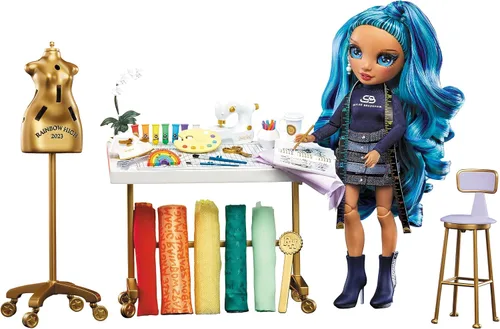 Vista 3 de Rainbow High Juego de estudio de moda Dream & Design. Juego de diseñador de moda con exclusiva muñeca Blue Skyler. Kit de moda fácil sin costura.