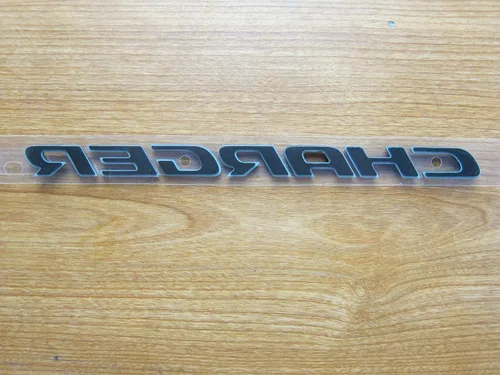 Vista 2 de Dodge Charger Placa de maletero negro satinado Charger, nuevo Mopar OEM