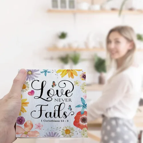 Vista 6 de Letrero de madera con texto en inglés "Love Never Fails" de 1 Corinthians 13:8, letrero de madera con versículo bíblico, decoración de escritorio