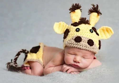 Vista 2 de Vemonllas Conjunto de accesorios de fotografía para recién nacidos para niñas y niños de punto de ganchillo gorro de vaca y gorro para fotos de bebé