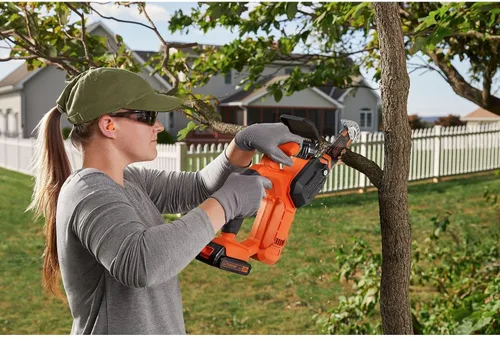 Vista 5 de BLACK+DECKER 20V MAX Kit de motosierra de poda, incluye batería y cargador (BCCS320C1)