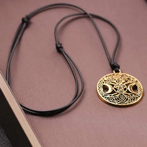 Vista 3 de Collar con colgante de estrella de pentagrama de triple luna celta con nudo celta, joyería pagana redonda Dorado antiguo