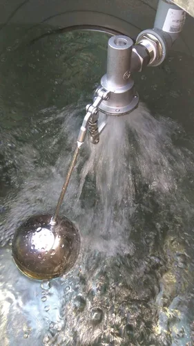 Vista 3 de Válvula de bola de flotador equilibrada de acero inoxidable 304, montaje en tanque, 100 Psi (3/4")