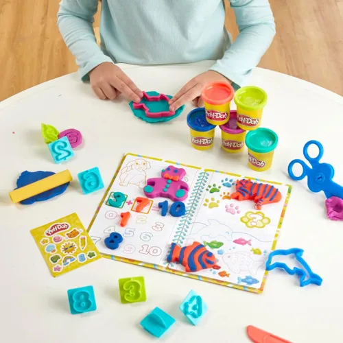 Vista 8 de Play Doh - Juego de aprendizaje creativo que incluye mantel, calcomanías, 5 cortadores de animales, 10 sellos, 3 herramientas y 5 latas de masa