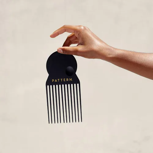 Vista 3 de PATTERN Beauty by Tracee Ellis Ross Hair Pick – una selección de pelo de gran tamaño para esponjar y dar volumen