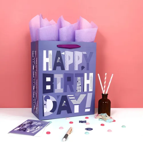 Vista 5 de Juego de bolsas de regalo moradas grandes de 13 pulgadas con tarjeta de felicitación y papel de seda lavanda (feliz cumpleaños de dibujos animados)