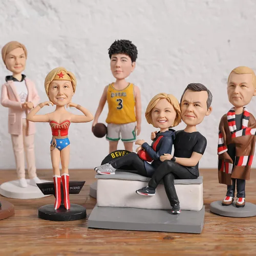 Vista 7 de Novela Figuras de Bobbleheads personalizadas a partir de la imagen para adultos; escultura personalizada totalmente hecha a mano, figura de cabeza