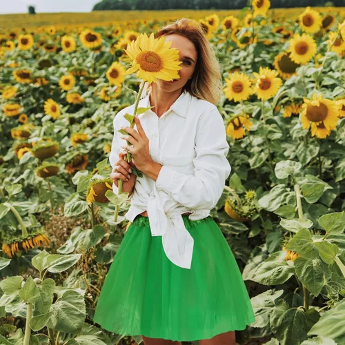 Vista 6 de Xtinmee Juego de 8 piezas de disfraz de girasol, gafas de girasol, guantes verdes, faldas de baile tutú verde, disfraz divertido para adultos