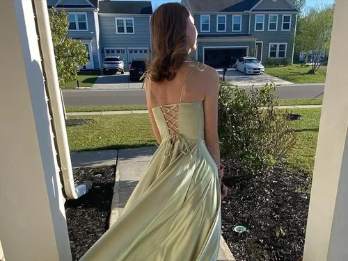 Vista 2 de POMUYOO Vestidos de baile de graduación con tirantes delgados para mujer, con bolsillos, vestidos formales largos de satén para dama de honor