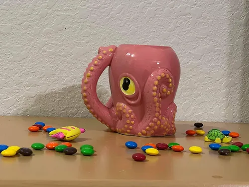 Vista 4 de Taza de café de pulpo de cerámica con mango de tentáculo, color rosa