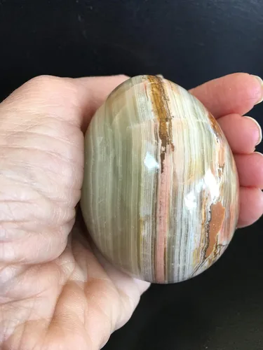 Vista 2 de Ónix natural con bandas de arco iris de 2.5 pulgadas, forma de huevo, piedra de cristal curativo, mineral