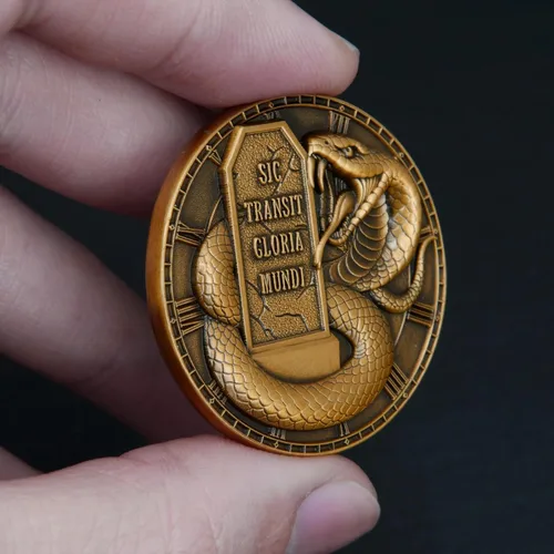 Vista 2 de Memento Mori Stoic Coin - Parca y reloj de arena, lápida de serpiente - Ficha de recordatorio de bolsillo con vitrina (moneda individual)