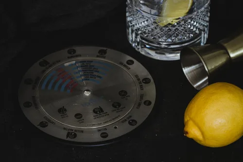 Vista 3 de BarCraft BCLLCOMPASS - Brújula de cóctel con 12 recetas, acero inoxidable, blanco, 5.5 in