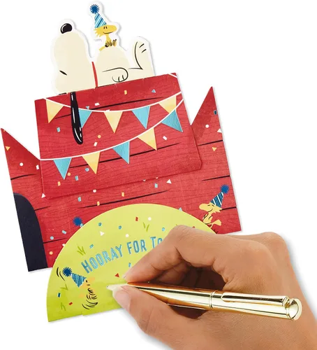 Vista 7 de Hallmark Paper Wonder Peanuts - Tarjeta de cumpleaños desplegable (Snoopy Dog House)