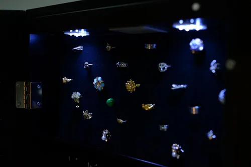 Vista 5 de GLS Armario de joyería con espejo marrón con luz LED y cerradura de madera