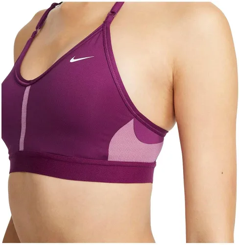 Vista 4 de Nike Dri-FIT Indy - Brasier deportivo con cuello en V y relleno ligero para mujer
