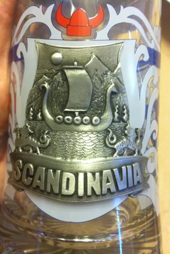 Vista 4 de Escandinavia Finlandia Dinamarca Suecia Noruega Stein de cerveza de vidrio con barco vikingo de peltre, casco vikingo, jarra de cerveza